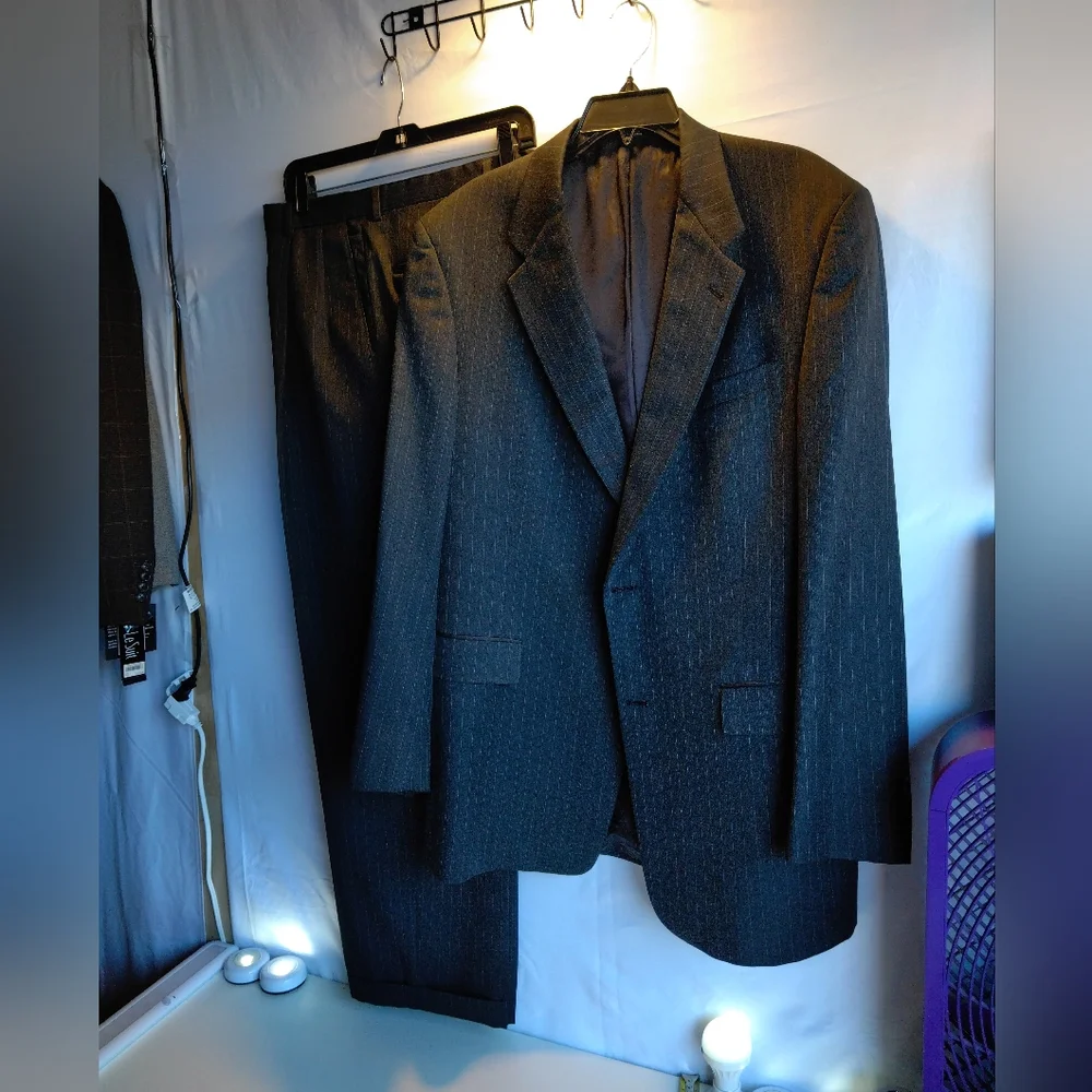 Suits - Picture 2 of 10